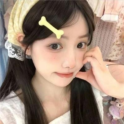 公园长椅上的盖伊与玛德琳